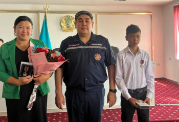 Шымкентте 6 жасар баланы құтқарған оқушылар марапатталды