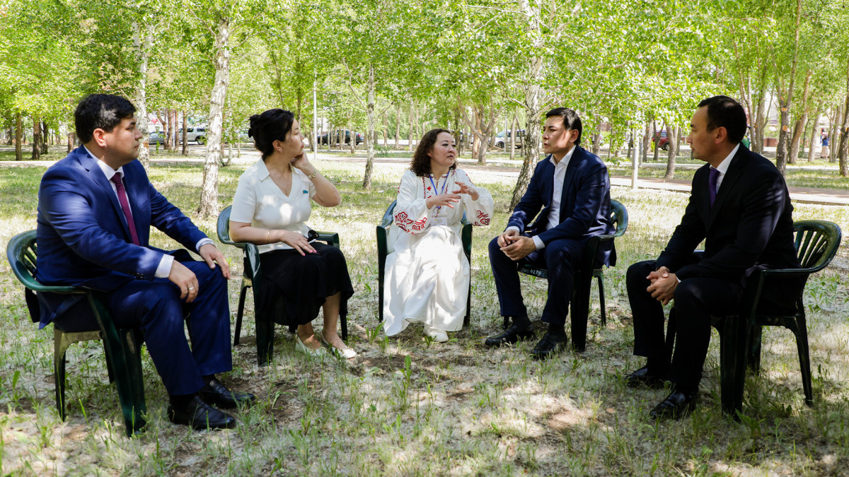 В Казахстане ведется работа по введению института приемных профессиональных семей