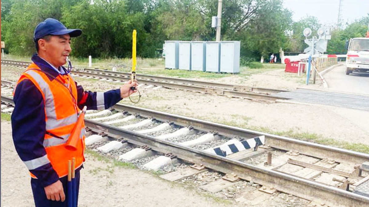 Железнодорожник предотвратил столкновение поезда с автомобилями