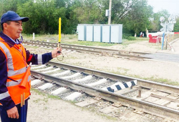 Железнодорожник предотвратил столкновение поезда с автомобилями