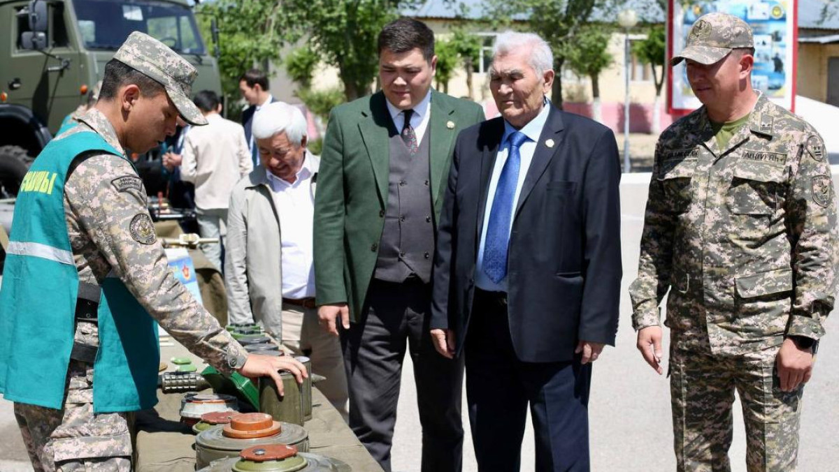 Автор герба Казахстана встретился с военнослужащими