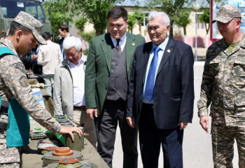 Автор герба Казахстана встретился с военнослужащими