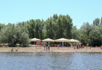 Казахстанцев просят не выходить на улицу