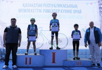 Астанада мемлекеттік Рәміздер күніне орай жасөспірімдер арасында веложарыс өтті