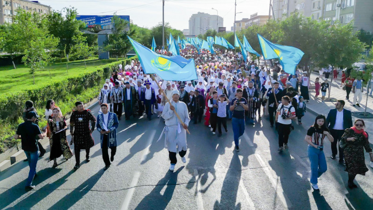 Свыше тысячи участников собрал парад национальных костюмов в Атырау
