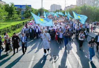 Свыше тысячи участников собрал парад национальных костюмов в Атырау