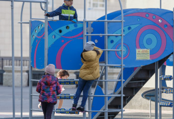 В Атырау пенсионер обустроил подъезд под 