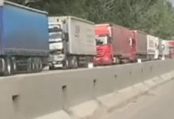 На границе Кыргызстана и Казахстана образовалась многокилометровая очередь из грузовиков