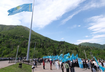 Церемония поднятия государственного флага прошла в Алматы