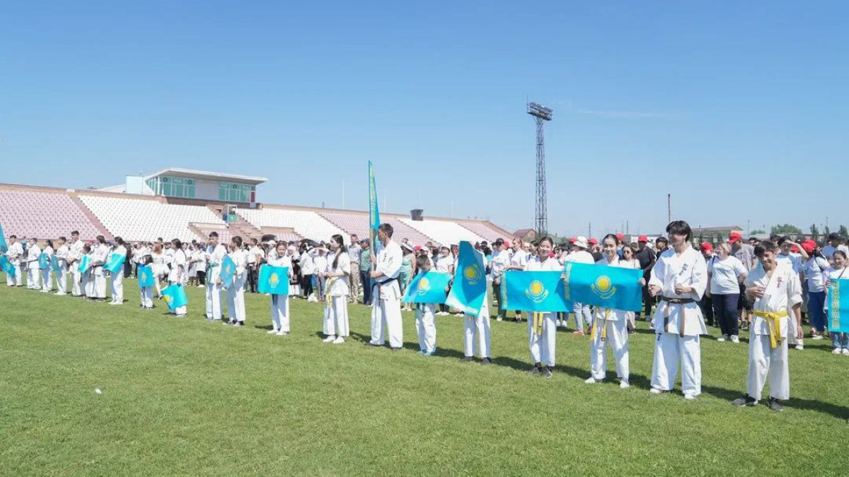 В Семее более 1000 человек исполнили гимн в День государственных символов РК