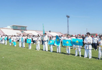 В Семее более 1000 человек исполнили гимн в День государственных символов РК