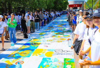 30 тысяч жителей Актюбинской области одновременно спели гимн в День госсимволов