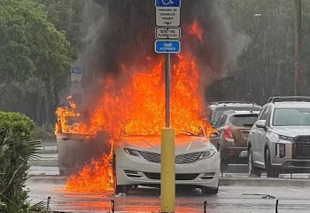 Анасы дүкенге ұрлыққа түскен кезде балалары отырған көлік өртенді