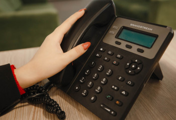 «Ваша дочь сбила человека» - 90-летняя павлодарка поверила мошенникам и отдала 13 млн тенге