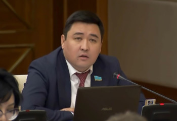 «Астаналықтар көшеде баклажка ұстап қаңғып жүр». Депутат Астанадағы су тапшылығы жайлы