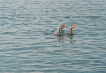 Қызылордалық полицейлер суға батып бара жатқан жігітті құтқарды