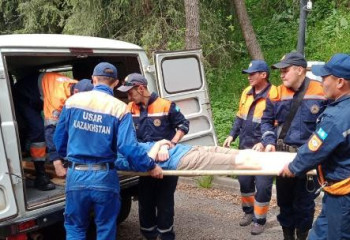 Спасатели МЧС помогли мужчине, пострадавшему в горах близ Алматы