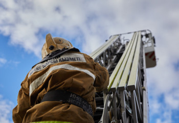 Павлодарда көп қабатты үйдегі өрттен бір бала түтінге уланды