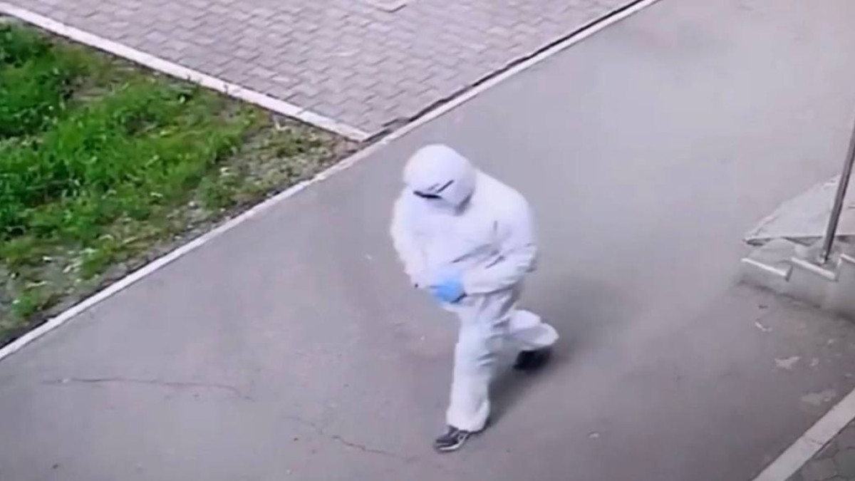 Белый комбинезон, игрушечный пистолет – в таком виде мужчина ограбил организацию в ЗКО