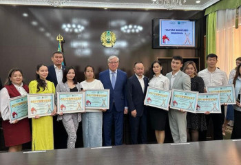 По программе «ULYTAU ZHASTARY» 10 молодым специалистам вручены сертификаты на предоставление жилья