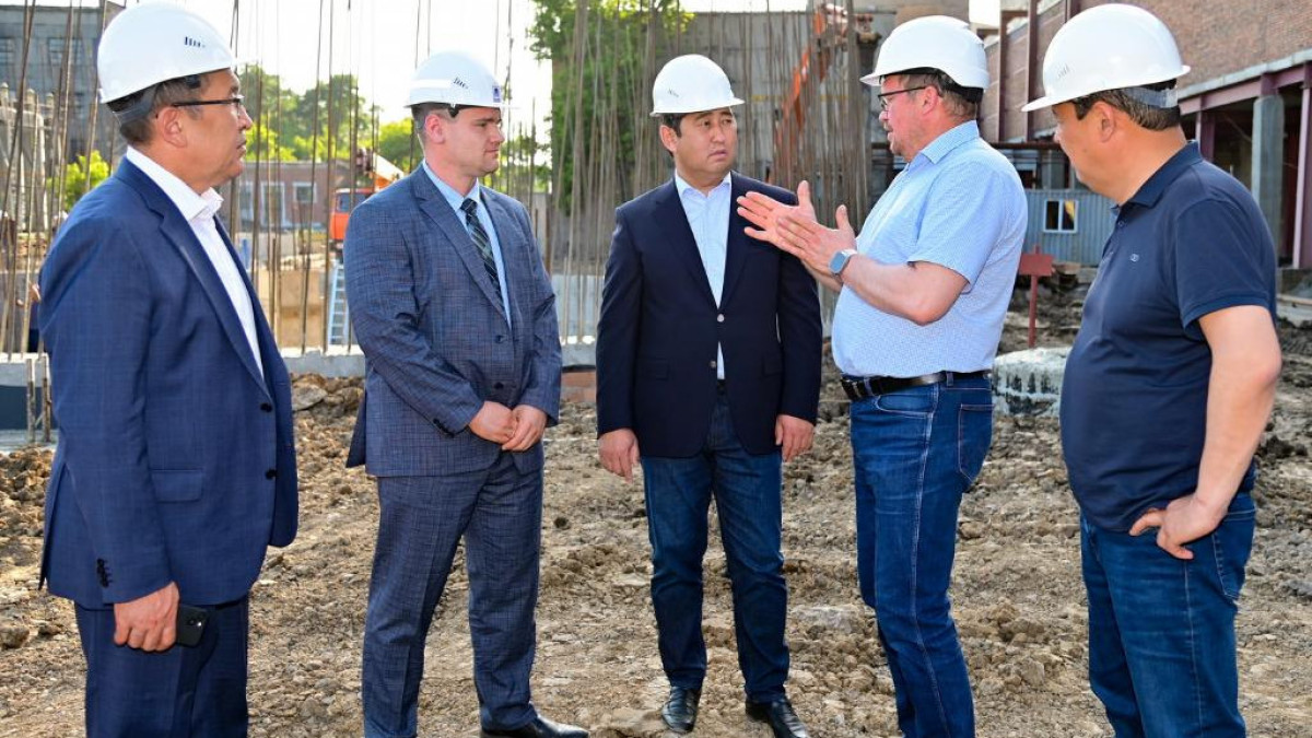 Аким СКО Айдарбек Сапарбаев проверил ход строительства новой дымовой трубы на ТЭЦ-2
