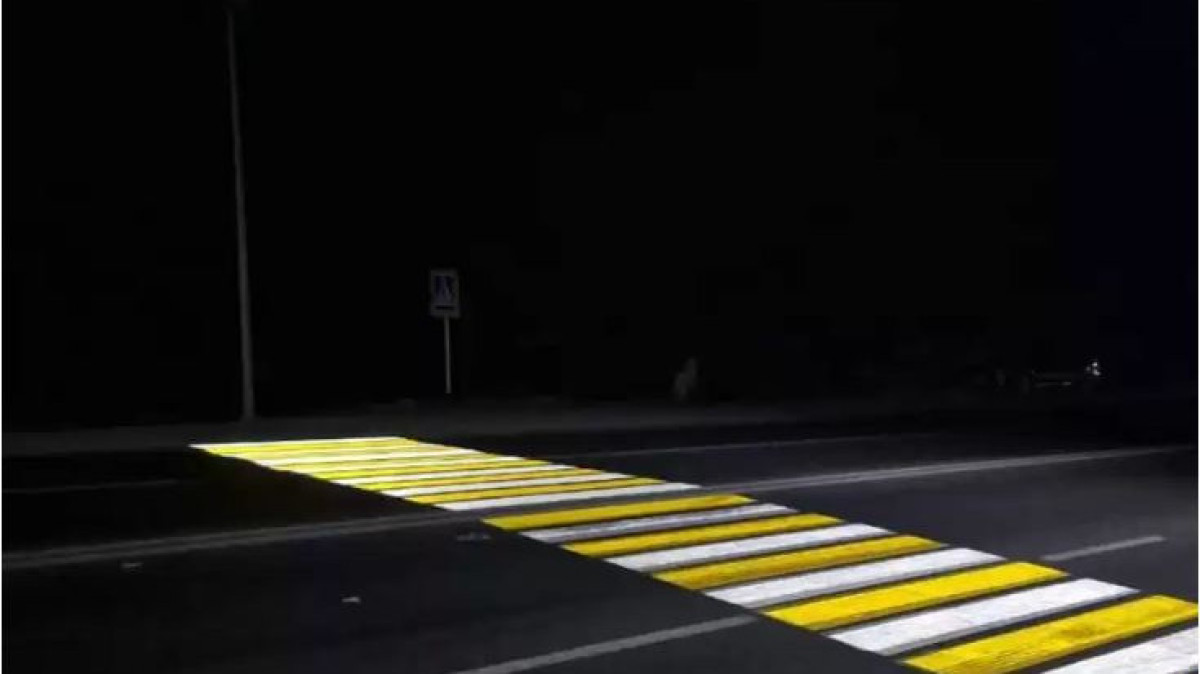 Дорожники установили светящиеся "зебры" на республиканских трассах с интенсивным трафиком