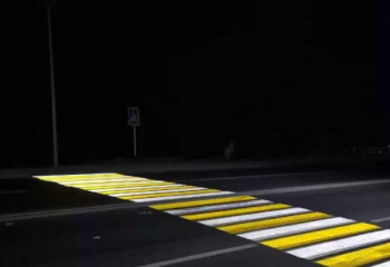 Дорожники установили светящиеся 