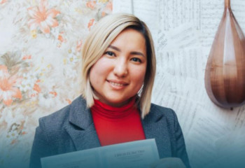 Музыка мұғалімі ерекше балаларға өзі ойлап тапқан әдіспен домбыра үйретіп жүр