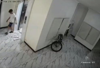 Штукатурка едва не упала на голову ребенку в столичном ЖК