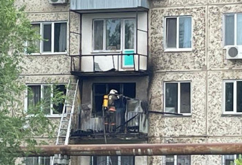 Балкон загорелся в многоэтажке в Уральске