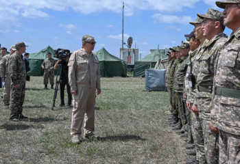 Токаев побеседовал со спасателями и волонтерами, участвующими в ликвидации пожаров