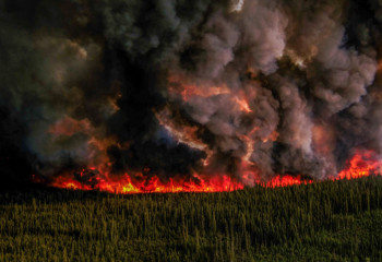 Из-за пожаров в Канаде эвакуируются тысячи людей