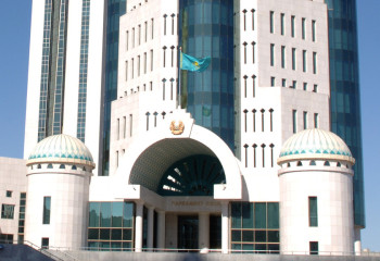 Сенаторлар өрттен қаза тапқан қызметкерлердің отбасыларына бір күндік жалақыларын аударды