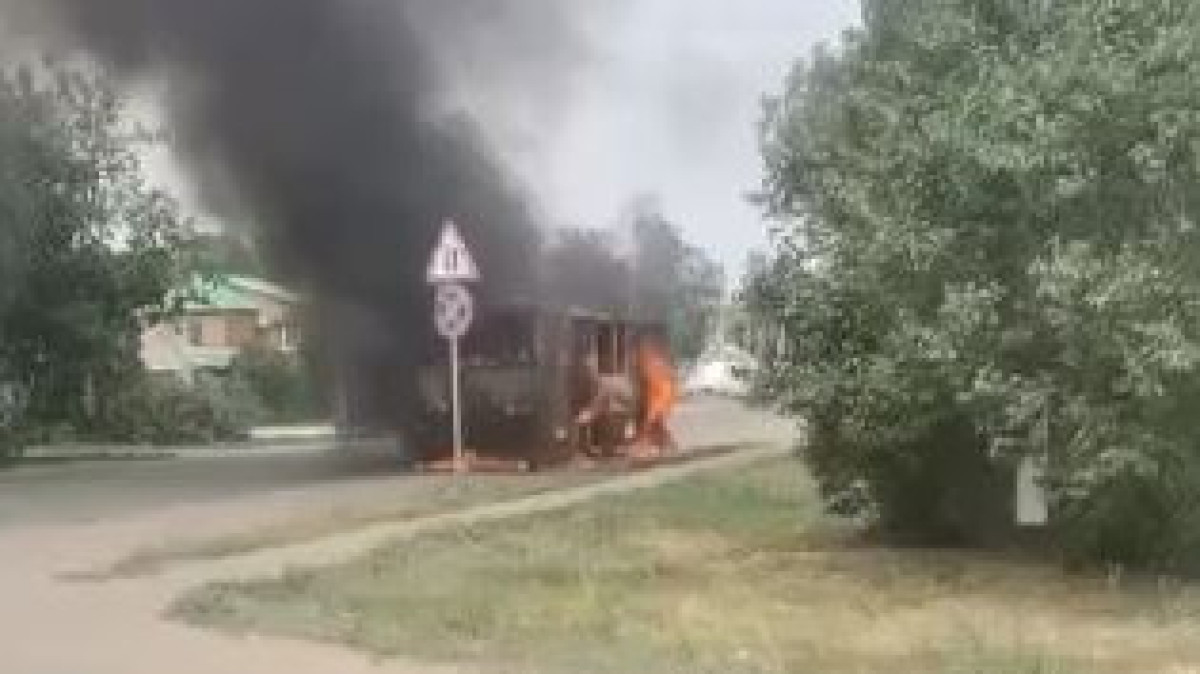 В Уральске загорелся школьный автобус с детьми