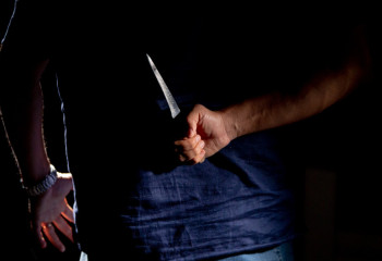 Алматыда 2004 жылы туған бала мүгедек адамды пышақтап өлтірді