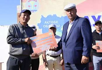 Как за один день 14 семей Актюбинской области получили 185 голов скота