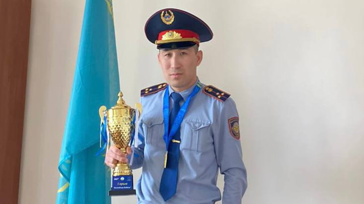 Полицейский в отпуске использовал газету, чтобы помочь водителям в Уральске