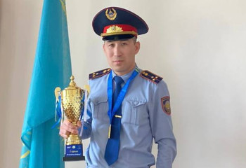 Полицейский в отпуске использовал газету, чтобы помочь водителям в Уральске