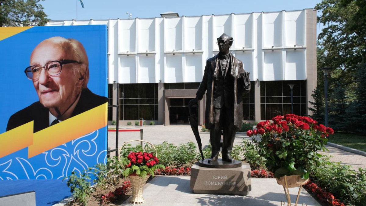 Памятник народному артисту открыли в южной столице Казахстана
