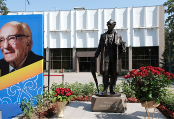 Памятник народному артисту открыли в южной столице Казахстана