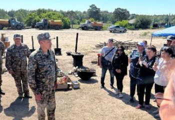Министр по ЧС поблагодарил волонтеров за помощь спасателям в тушении пожара в области Абай