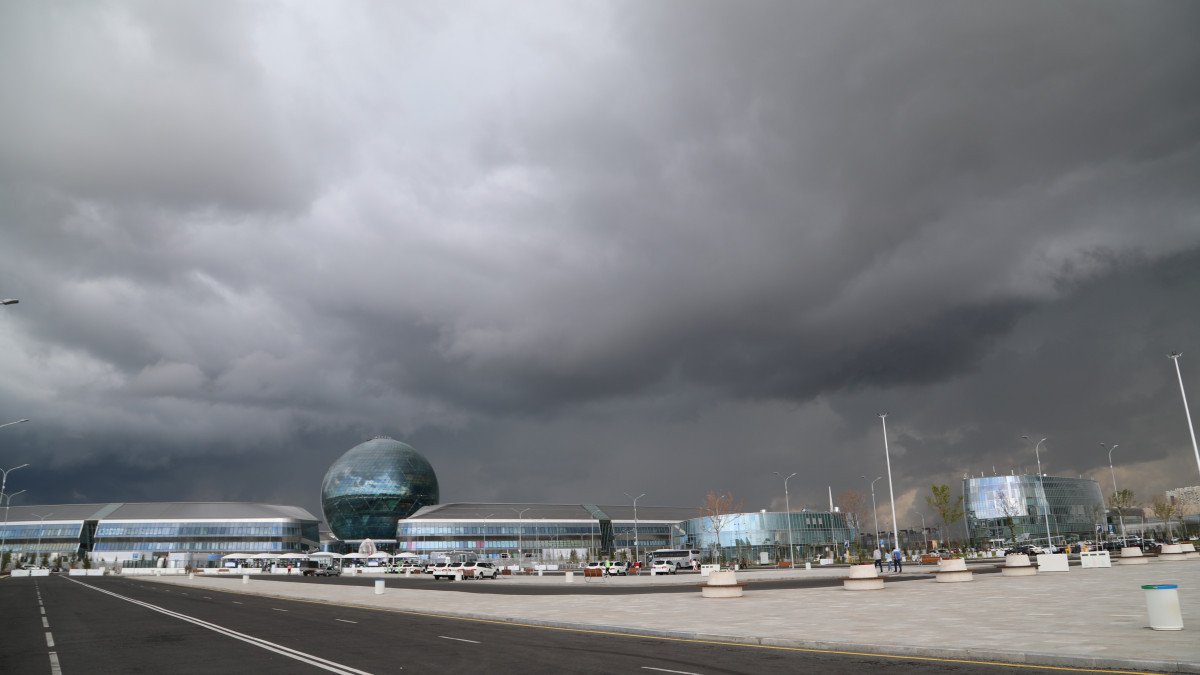 Грозы, ветер и град – прогноз синоптиков на выходные в Казахстане