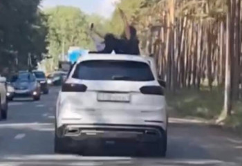 Бурабайда жүріп келе жатқан көліктің төбесінде билеген әйел жауапкершілікке тартылды