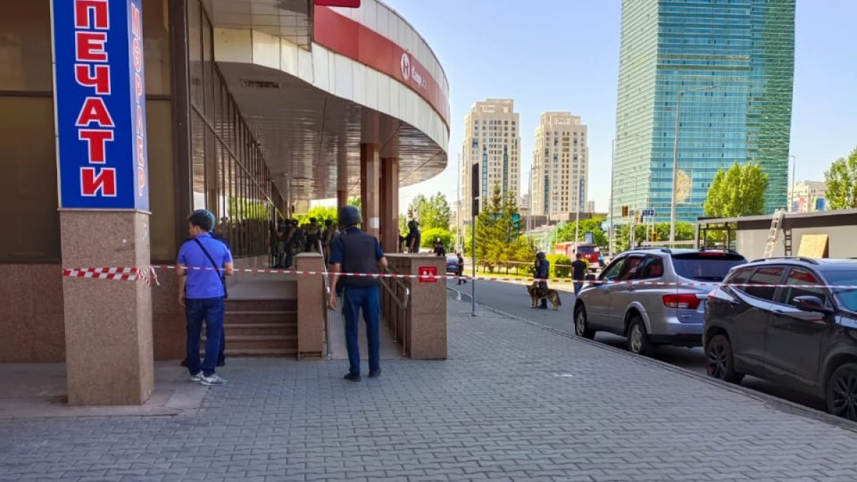 Астанада банкке басып кірген қарулы адам бірнеше қызметкерді кепілге алды