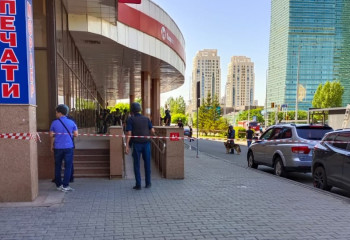 Астанада банкке басып кірген қарулы адам бірнеше қызметкерді кепілге алды