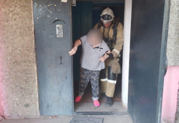 Пожилую женщину эвакуировали из задымленного подъезда в Семее