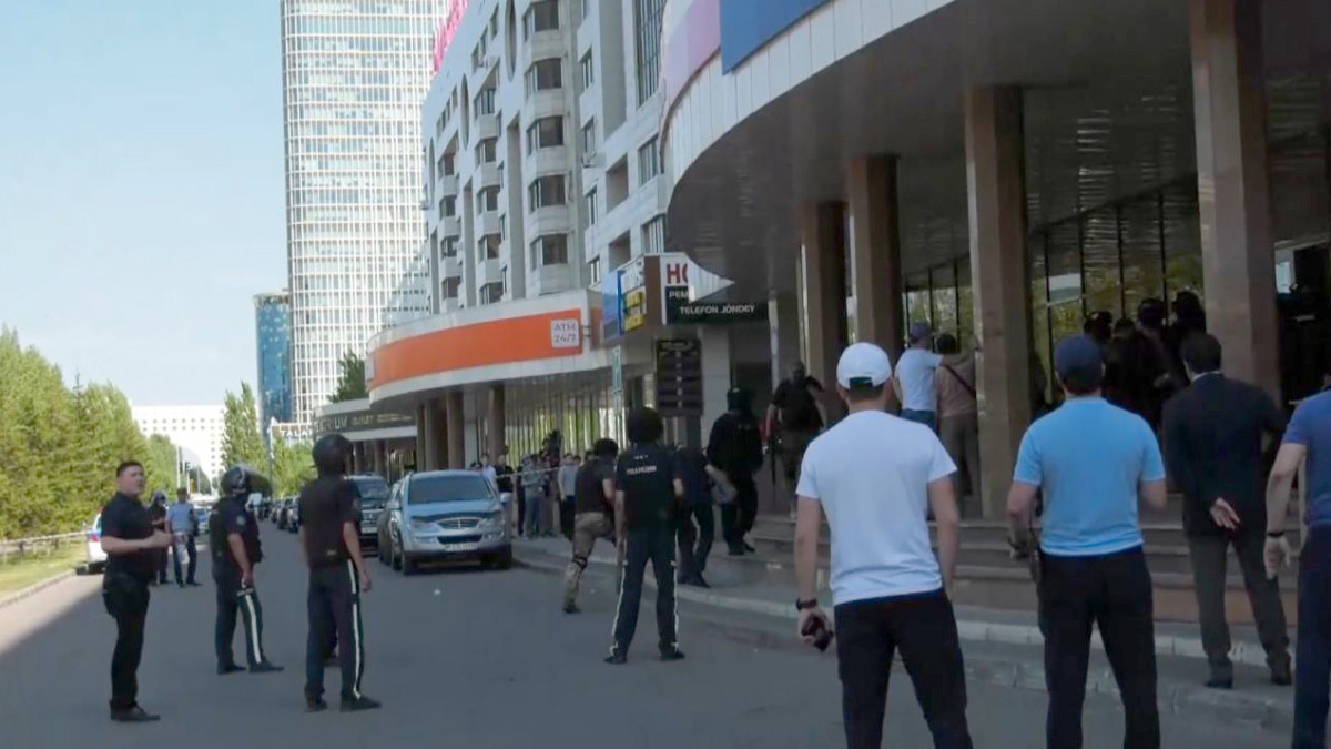 Астанада қарулы адам бірнеше адамды кепілген алған соң Kaspi банк мәлімдеме жасады
