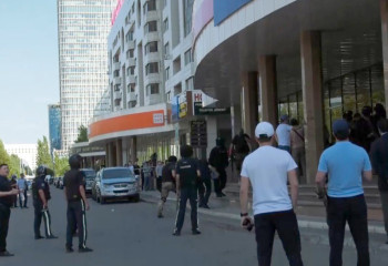 Астанада қарулы адам бірнеше адамды кепілген алған соң Kaspi банк мәлімдеме жасады