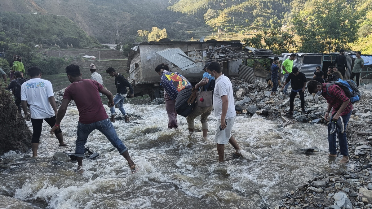 Непалда су тасқынынан жиырмаға жуық адам жоғалып кетті