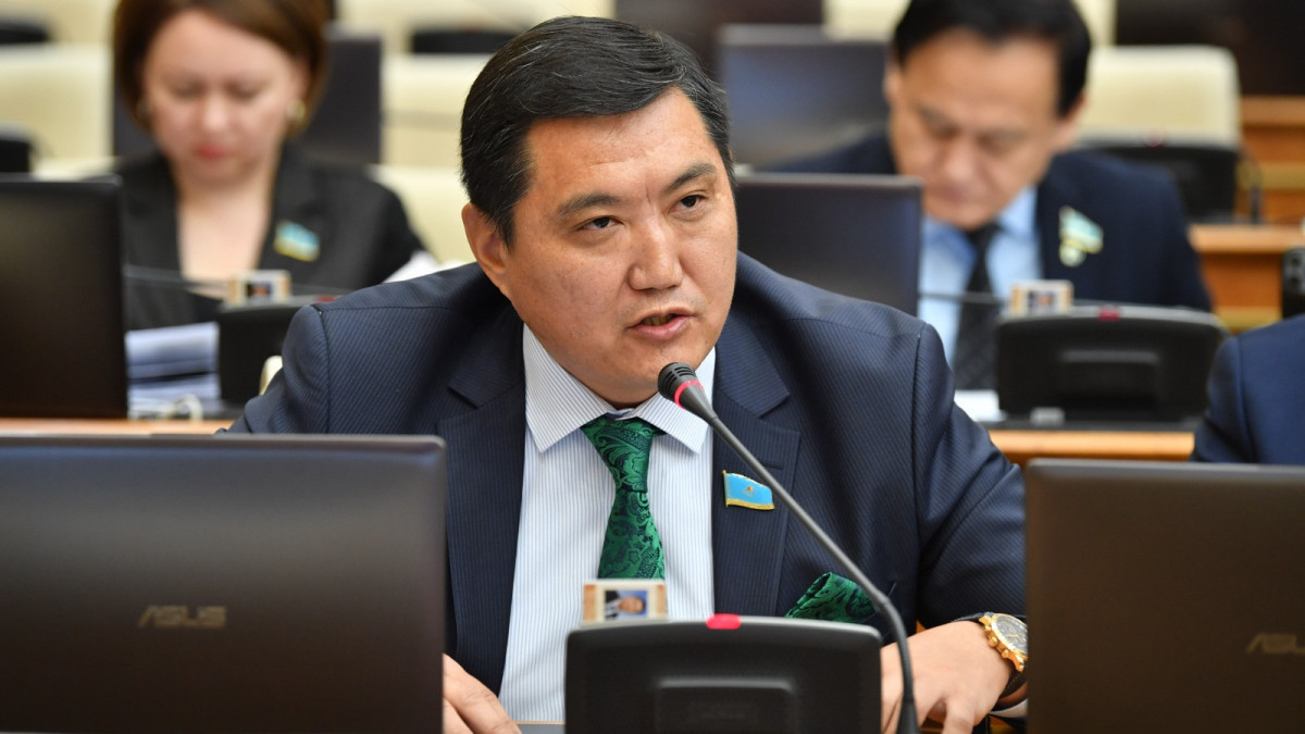 Алматының әкімдері мен Назарбаевтың адамдарының кесірінен 70% алма бағынан айырылдық – депутат